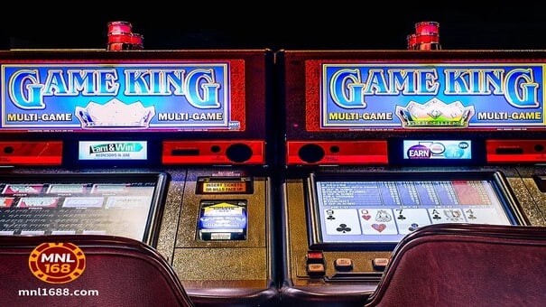Habang ang mga online casino ay nagbibigay ng interface upang maglaro ng video poker, ang mga developer ng laro