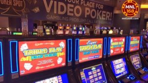Ang video poker ay isang sikat na laro ng online casino na pinagsasama ang mga elemento ng parehong poker at slot machine.