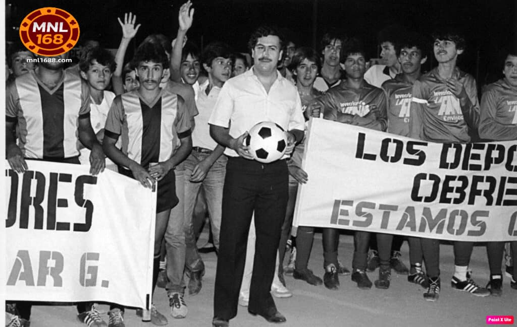 Ang larawan ay si pablo escobar na may hawak ng futbol ball at may maraming tao sa likod niya