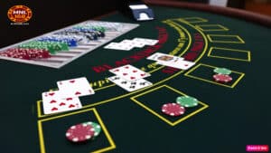 Ang larawan ay blackjack table na may naka payong na mga baraha