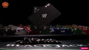 Ang larawan ay sa blackjack table na black ang baraha